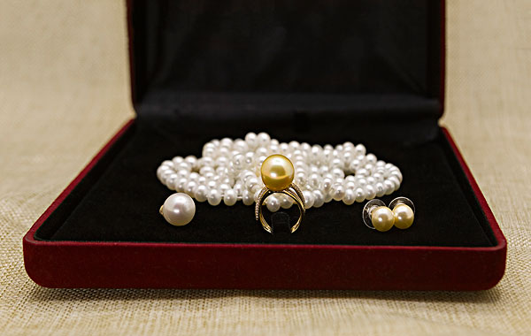 珍珠项链和戒指apearlfingerringandnecklacesstilllife