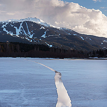 融化,裂缝,冰冻,湖,积雪,山,远景,惠斯勒,不列颠哥伦比亚省,加拿大