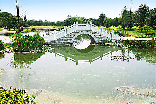 公园湖面上的石拱桥