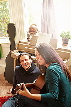 年轻,情侣,演奏,木吉他,客厅