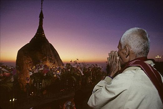 缅甸,孟邦,典礼,吉谛瑜佛塔,金岩石佛塔,日落,老人,祈祷