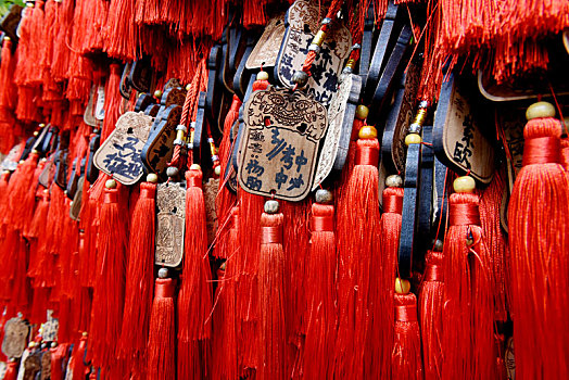 北京潭柘寺景区的许愿牌和同心锁