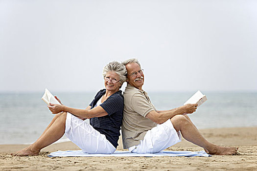 老年,夫妻,坐,书本,读,微笑,愉悦,侧面,沙滩,湖,夏天,养老金,退休,人,两个,老,老人,情侣,一对,退休老人,休闲服,老花镜,一起