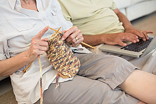 老年,夫妻,坐在地板上,编织品,使用笔记本
