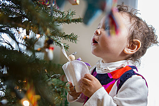 小女孩,看,天使,装饰,圣诞树