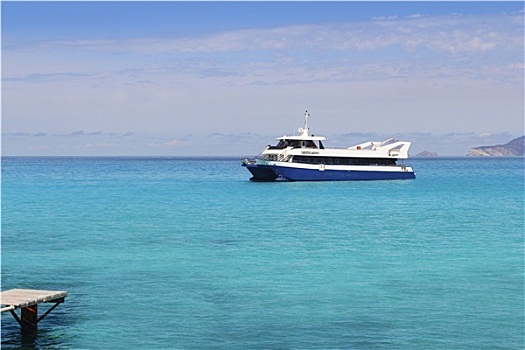 蓝绿色海水,福门特拉岛,船