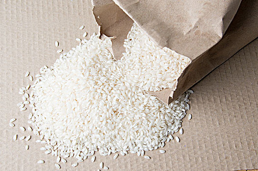 白色大米从纸袋倒出