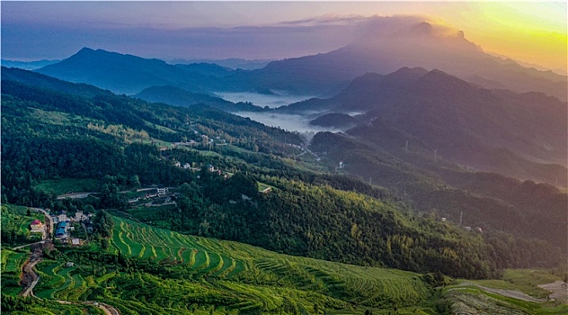 重庆酉阳,盛夏日出扮靓乡村