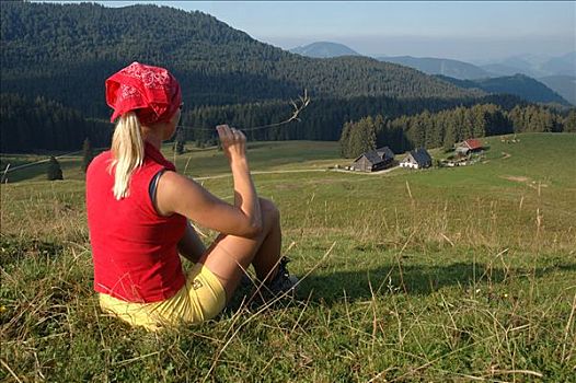 坐,女人,草,看,高山,山地牧场,国家公园,上奥地利州,欧洲