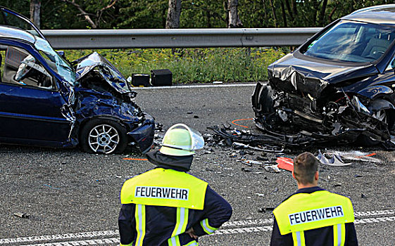 撞击,两个,摩托车,一个,人,杀死,联邦,公路,靠近,莱茵兰普法尔茨州,德国,欧洲