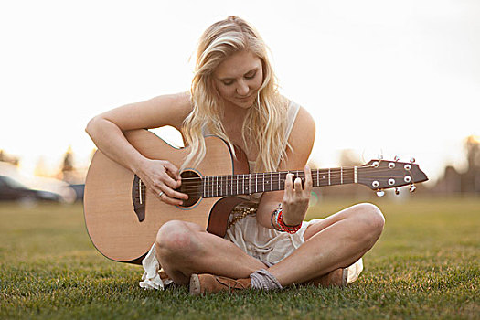 女人,弹吉他,草丛