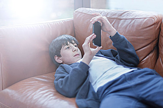 男孩,玩,智能手机,沙发