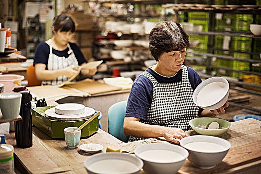 两个女人,坐,工作间,工作,日本人,瓷碗