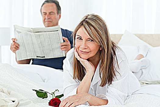 高兴,女人,玫瑰,丈夫,读,报纸,在家