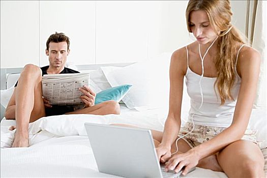 伴侣,床,报纸,笔记本电脑