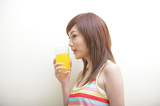 一位女士喝果汁时的表情
