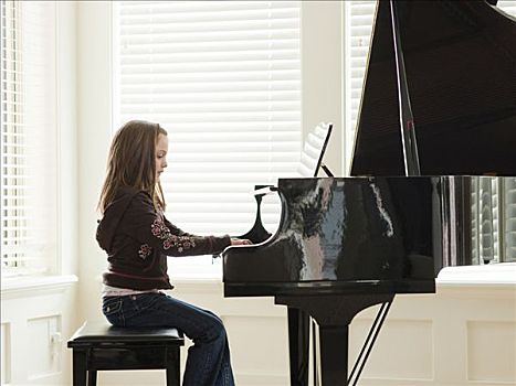 美国,犹他,高山,女孩,8-9岁,练习,钢琴,侧面