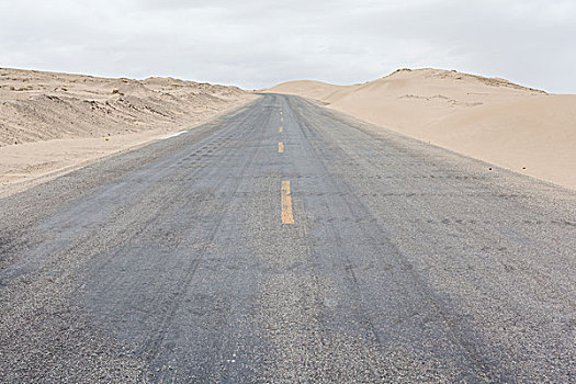 中国西部荒野道路