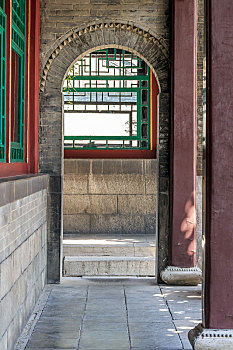 回廊拱门,济南市趵突泉公园内古建筑