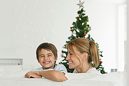 母亲,儿子,坐,沙发,正面,圣诞树