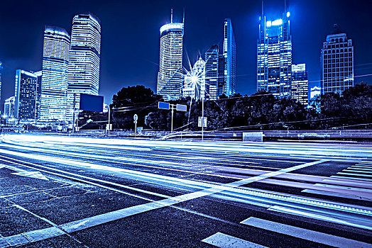 蓝色背景的上海陆家嘴夜景和车灯光影
