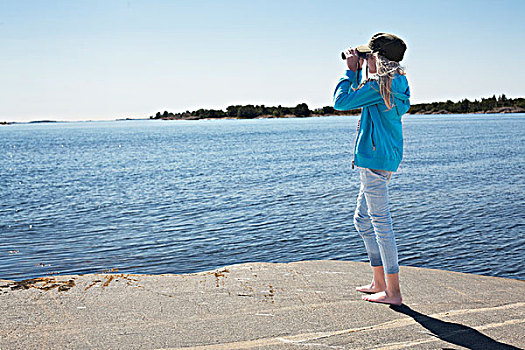 女孩,看,海洋,双筒望远镜