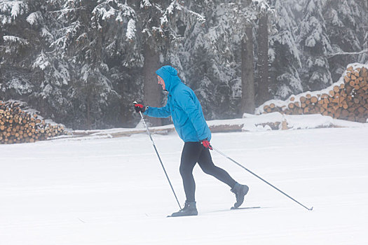 成熟,男人,越野滑雪,树林,全身