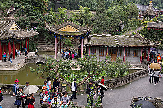 雨天中的华清宫山水园林景观