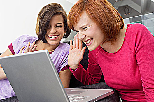 两个,女青年,笔记本电脑