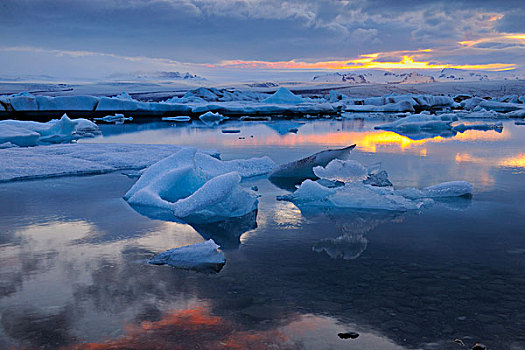 傍晚,杰古沙龙湖,冰河,泻湖,冰山,漂浮,后面,瓦特纳冰川,南方,区域,冰岛,欧洲