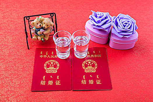 水晶球旋转爱情小熊结婚证紫色玫瑰花礼盒和透明酒杯