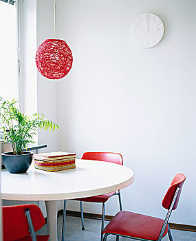 红色,吊灯,高处,桌子,椅子