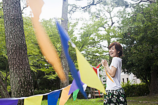 女人,京都,公园,拿着,向上,彩色,排,旗帜