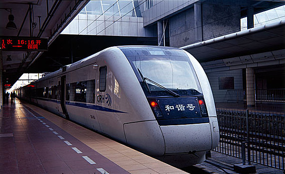 广东省广州市火车东站内即将开出的和谐号列车