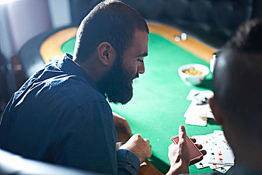 肩部视角,男人,纸牌,游戏,酒吧,牌桌