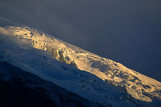 夕阳下的慕士塔格冰川