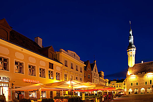 爱沙尼亚,塔林,市政厅,街边咖啡厅,城镇广场,夜晚