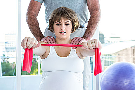 孕妇,练习,拉力带,治疗师,按摩,健身俱乐部