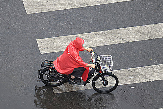 雨中行人