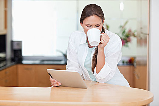 女人,平板电脑,喝咖啡
