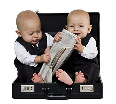 双胞胎,男婴,公文包,套装,报纸