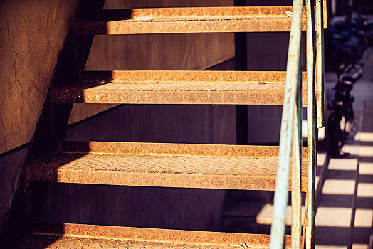 锈迹斑驳楼梯台阶