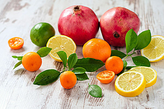 橘子,柠檬,克莱门氏小柑橘,石榴,白色背景,木桌子