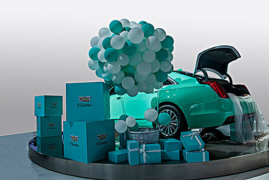 2018重庆汽车展展示的凯迪拉克汽车与汽球,礼品箱