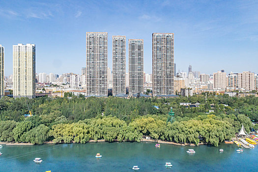 中国沈阳秋季俯瞰城市建筑树林河流