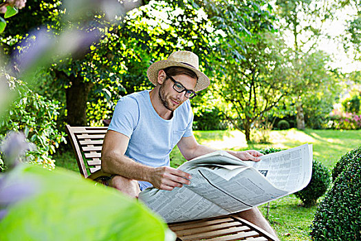 中年,男人,读报,花园