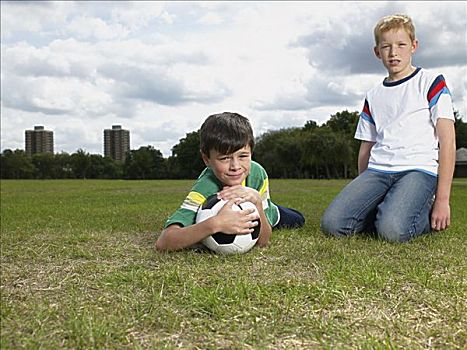 两个男孩,足球,公园