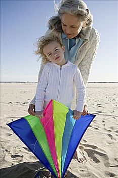 祖母,孙女,玩,风筝,海滩