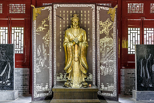 中国河南省登封市嵩阳书院先圣殿孔子塑像