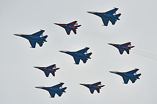 第十一届珠海航展上俄罗斯勇士和雨燕飞行表演队联合编队飞行